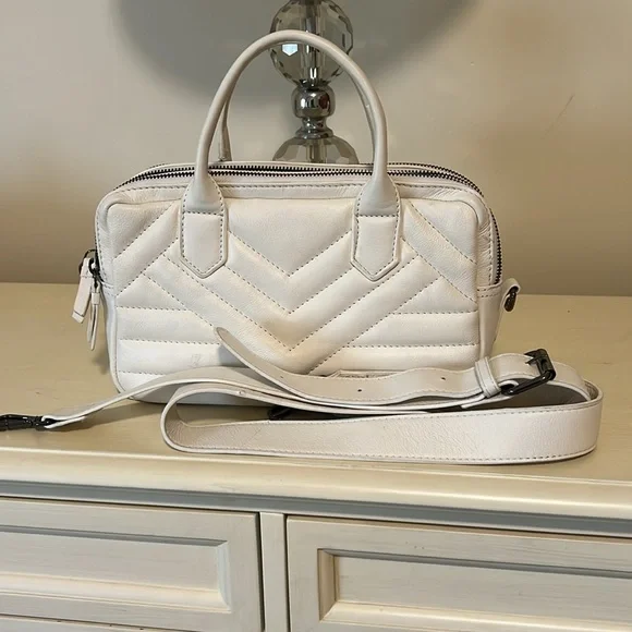 Elegant White Quilted Handbag/Crossbody - Picture 1 of 8